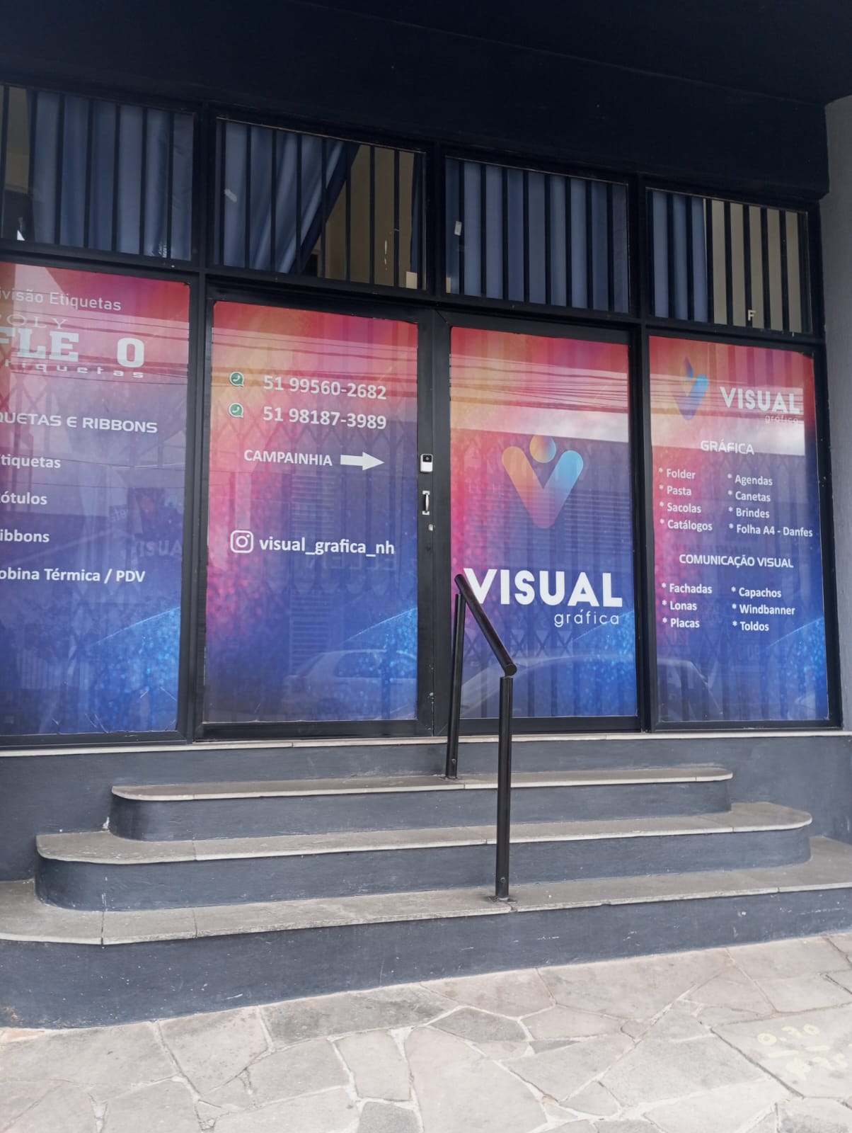 Adesivos na vitrine