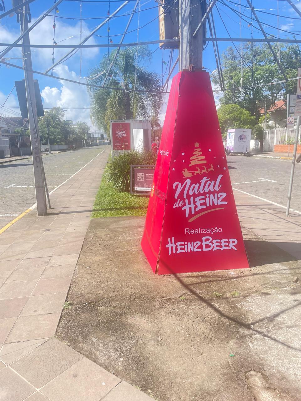 Totem triangular personalizado